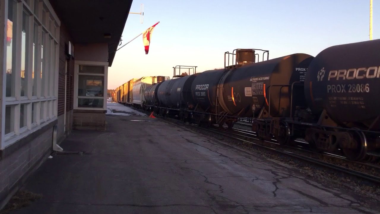 CN 8911 GECX 7351 CN 2903 Sur CN M588 Chambord,Qc 25 Mars 2018 - YouTube