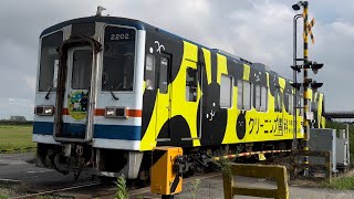 関東鉄道常総線キハ2100形2202編成が中妻〜三妻駅間を高速で通過するシーン