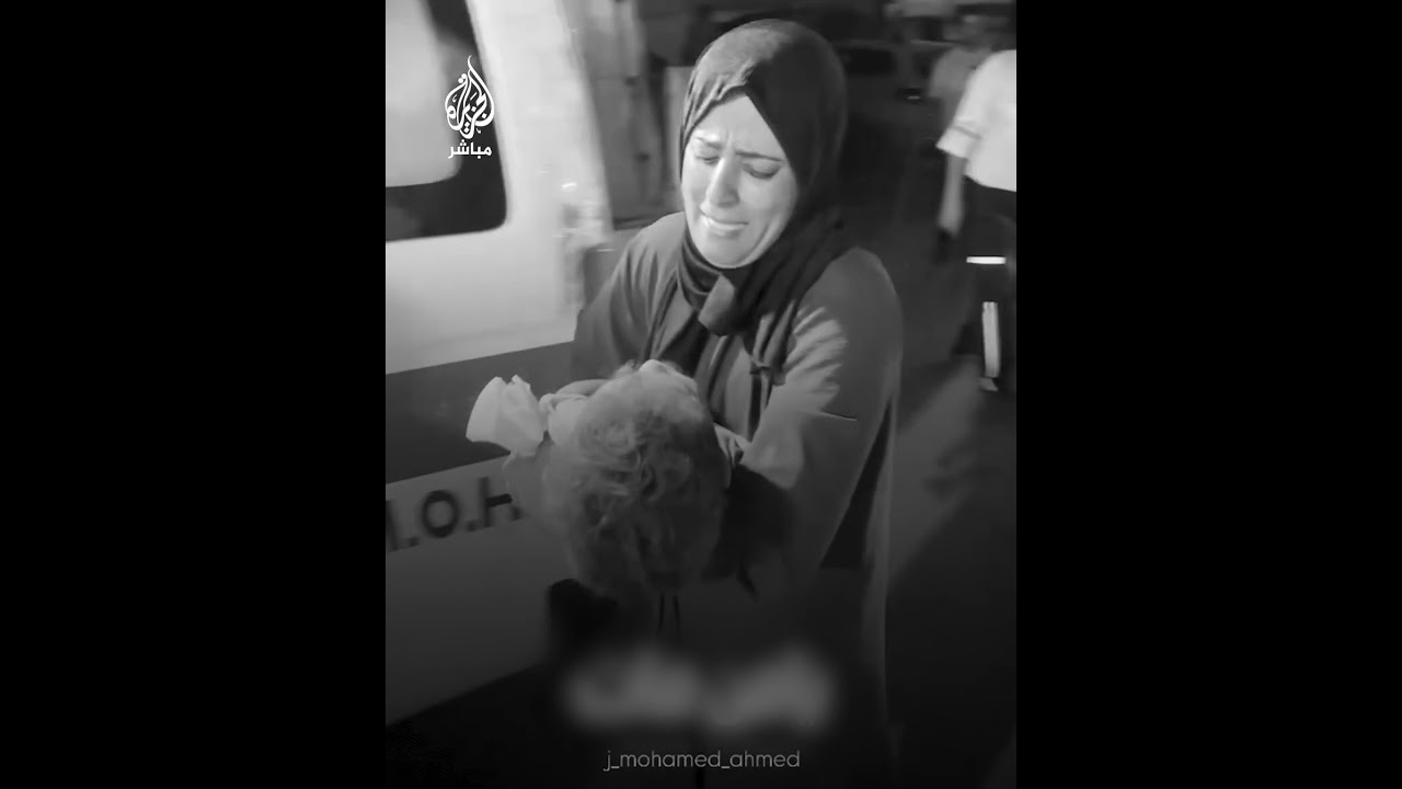 صدمة أمّ فلسطينية وهي تودع طفلها الشهيد جراء قصف الاحتلال الإسرائيلي
