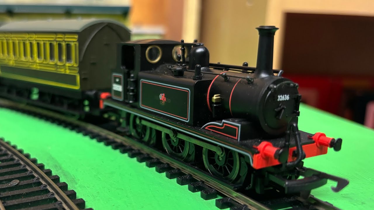 Хорнби-терьер «Фенчерч» в черной ливрее с подкладкой из британской овчарки