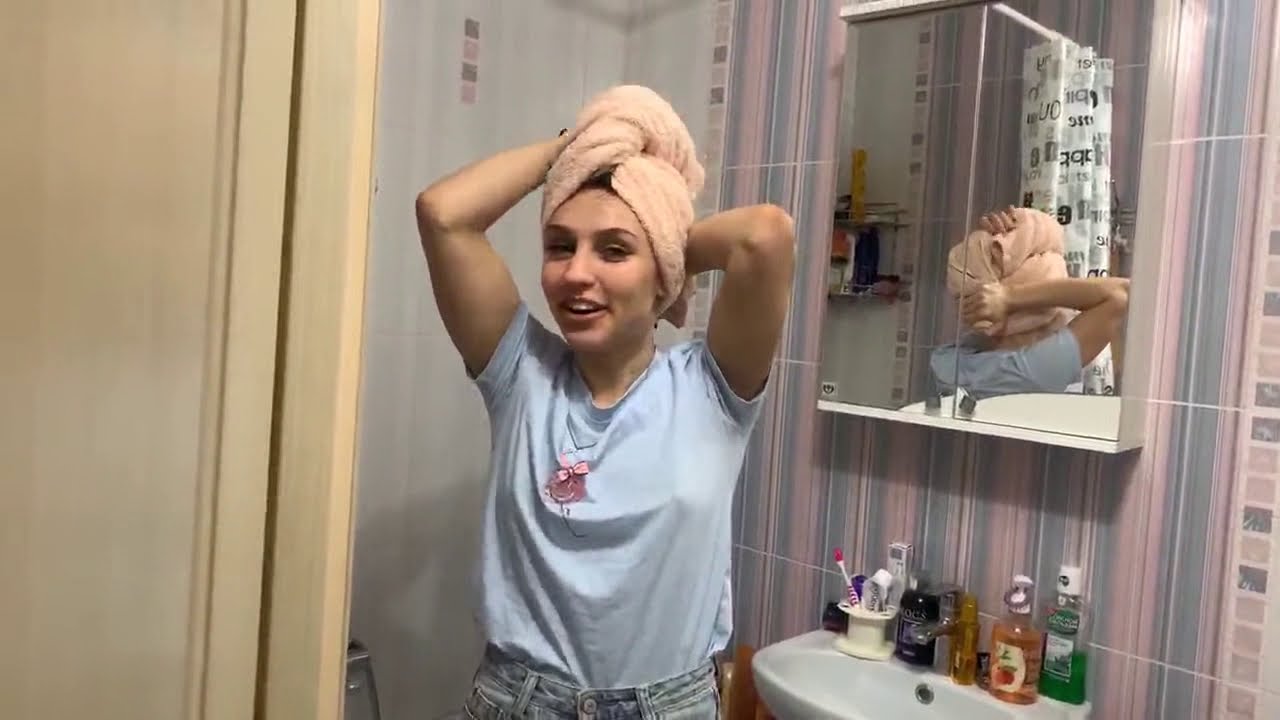Девочки выполняют задания за донаты