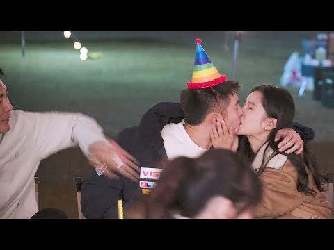 ซินเดอเรลล่าทำให้แฟนนักดับเพลิงของเธอประหลาดใจวันเกิดและจูบเขาในที่สาธารณะ!