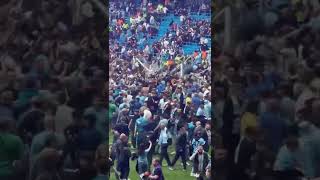 Manchester City Taraftarları, Kale Direğini Anı Olarak Ürmeye Çalışıyor