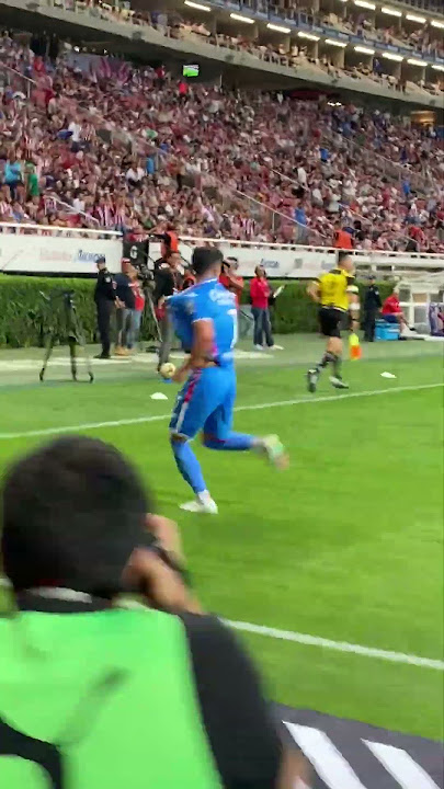 ANTUNA besa 💋 el escudo en el festejo y le llueve de todo 🚂 #viral #ligamx #tudn #cruzazul