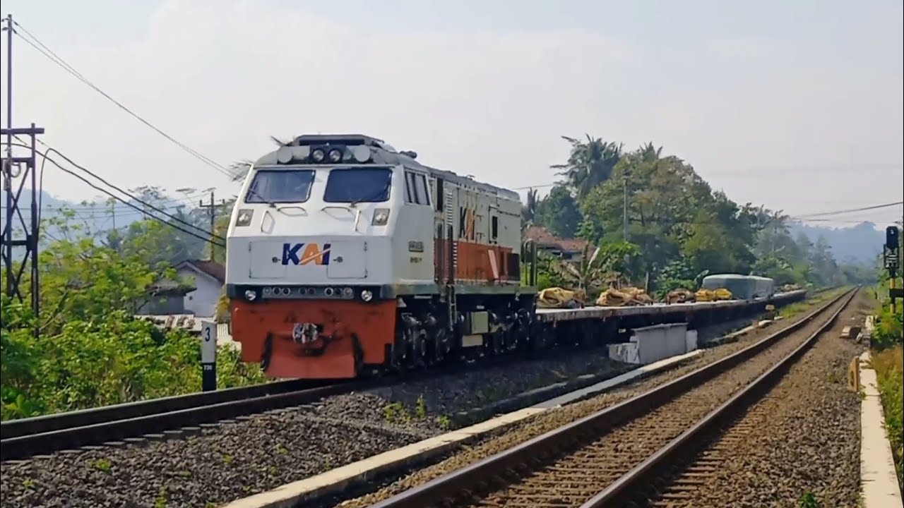 LANGKA NYA LOKOMOTIF CC 206 DI CIREBON LOKOMOTIF CC 203 PUN DI EMBAT 