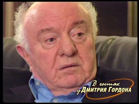 Шеварднадзе: Черчилль писал в мемуарах: "Входит Сталин, и хочешь не хочешь, а поднимаешься"