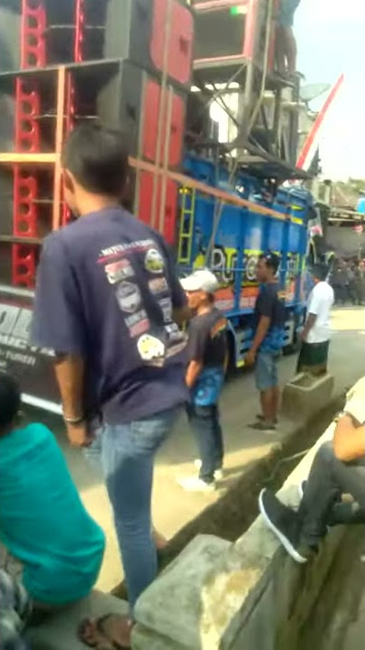 Brewog menghentakan bass .kaca pun pecah
