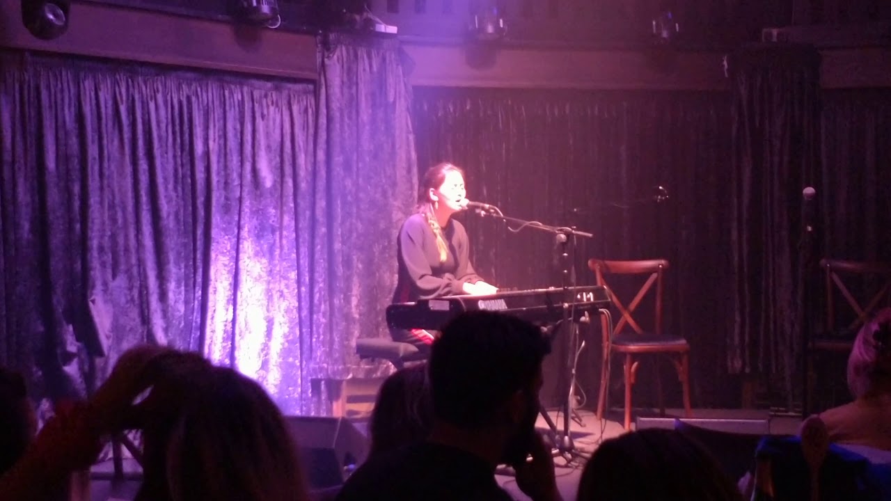 Jasmine Thompson - Colour/Amen (acoustic, live at The Bedford)