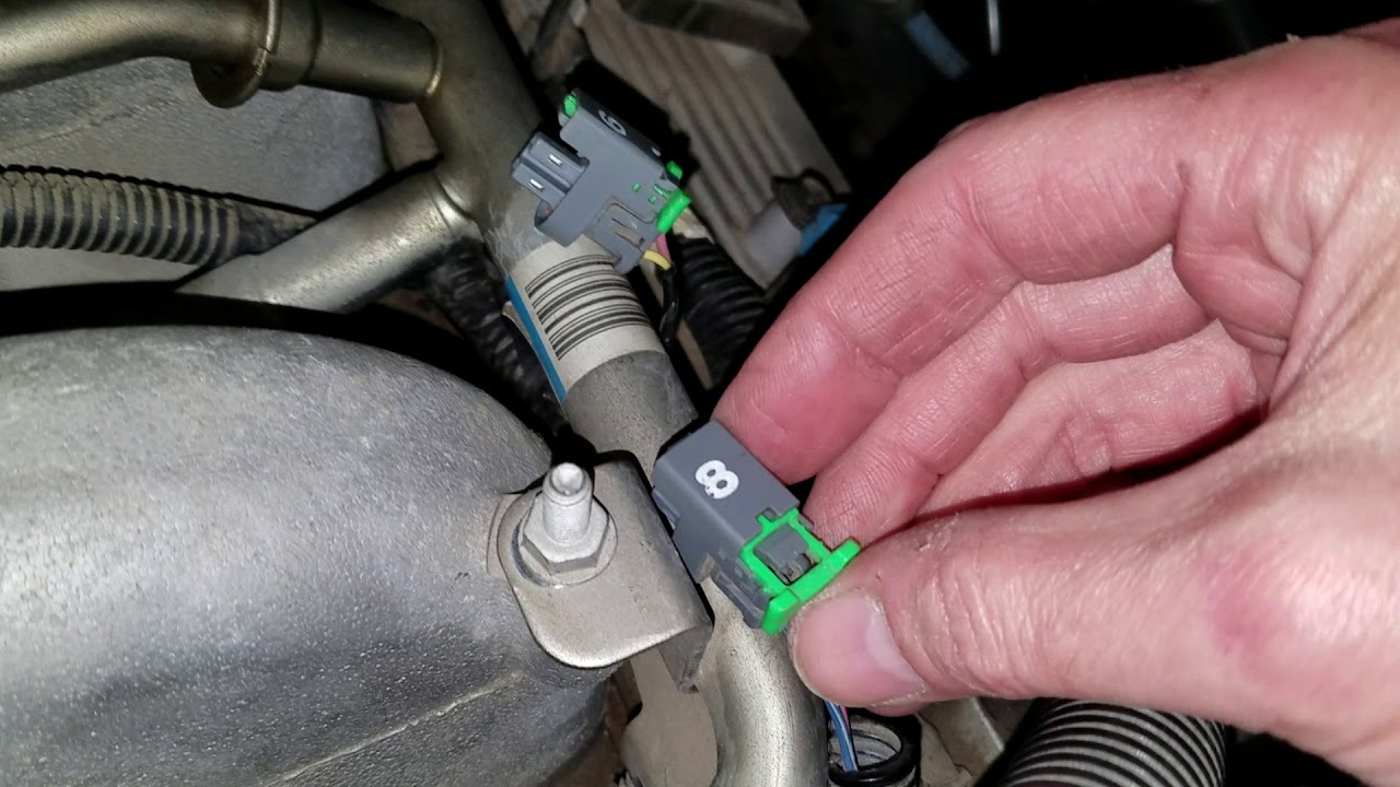 How to Remove Fuel Injector connector with Green clip on 8.1 Vortec