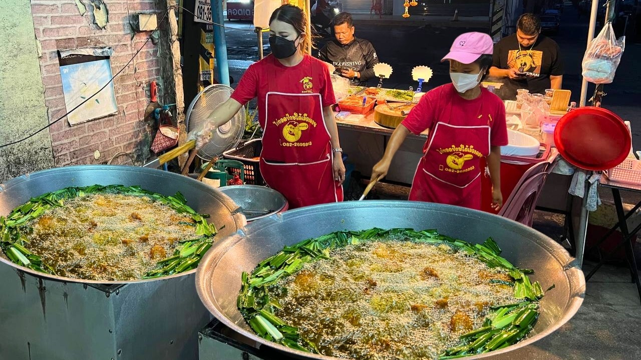 Sold Out in 2 Hours! Before Opening Thai Chef Fried 200 Kilos of Chickens Per Day | Thai Street Food