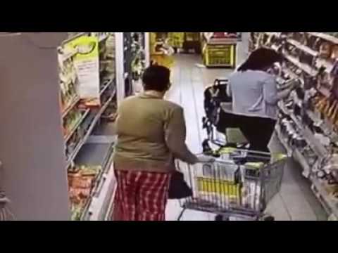 אישה מחרבנת בתוך הירקות 