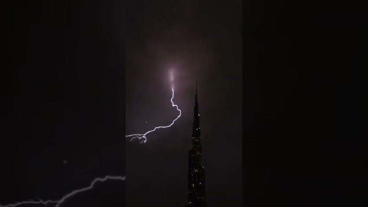 Neverovatan snimak u Dubaiju.Grom i munja iznad Burj Khalife.