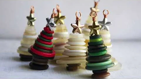 Button Christmas Tree Ornament - DIY this easy ornament made of buttons, beads, and wire