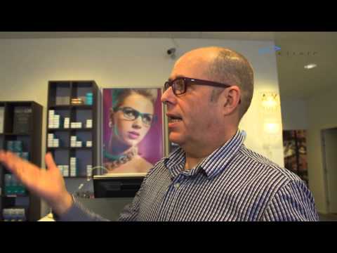 Silmätippoja silmät kiinni