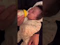 哺乳瓶拒否する赤ちゃんが乳首を咥えるまで🥹【パパ育児】