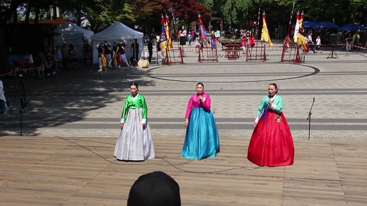 Traditional Korean Dancing and Singing. Seoul, South Korea - YouTube