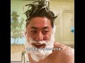 この男性は、言えない秘密を隠しています。