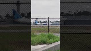 UAL aircraft has a long takeoff roll at IAH Houston #planespotting #unitedairlines