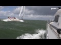 Raues Wetter: Motorboot gegen Segelyacht bei Sturm