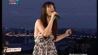 Video thumbnail of "Hande Yener Kibir Live @ Boğaziçi 'nden"
