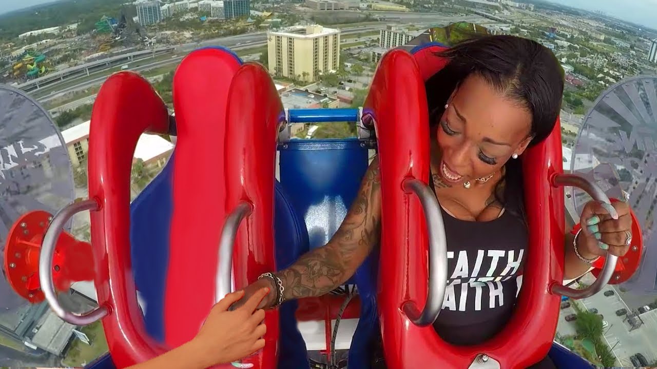 ее ребенок упал с американских горок..