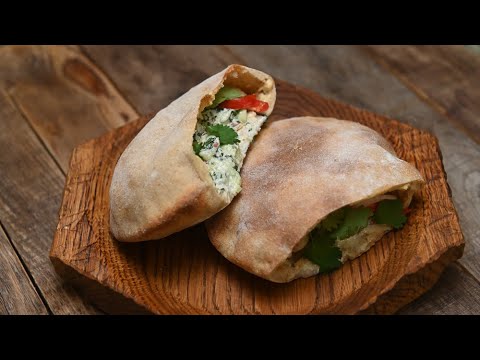 Домашняя пита с йогуртовым соусом и куриными митболсами