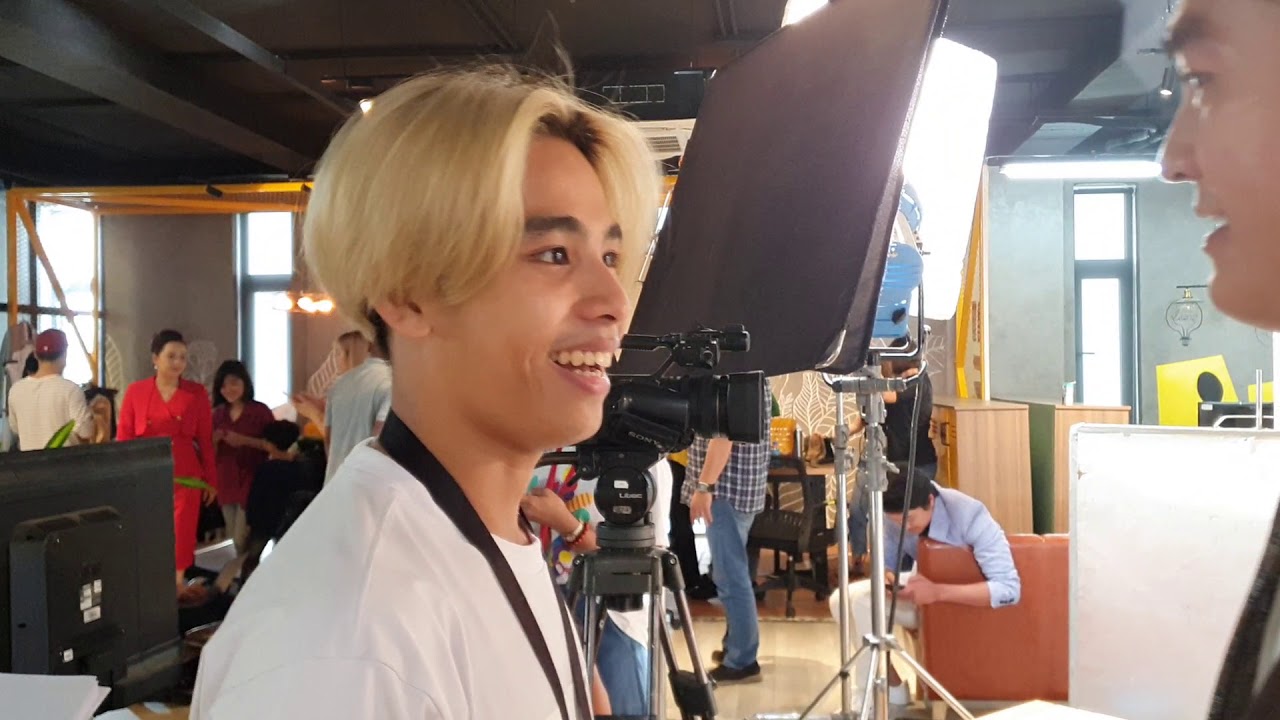 Cậu ba Cao Minh Đạt cùng với dàn diễn viên khủng định trang phim Bánh Mì Ông Màu