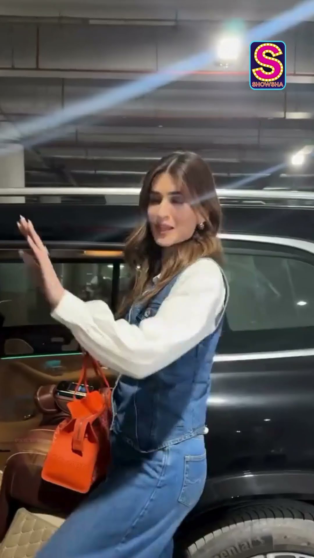 Kriti Sanon’s Chic Fashion Is A Thing Of Beauty! Watch Her Stun Her Airport Look | Kriti Sanon |N18S