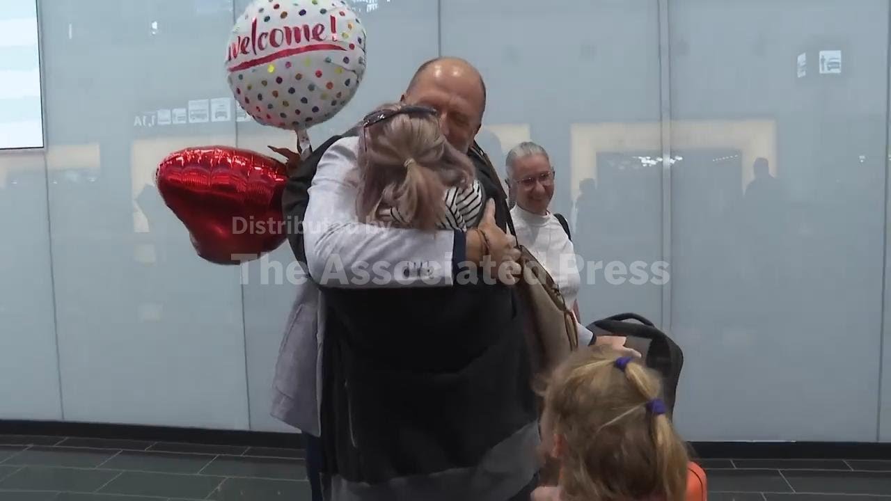 'We are not used to war': Embraces and relief for passengers landing in Austria from Dubai