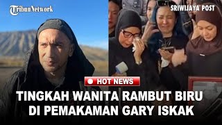 Download Lagu VIRAL Tingkah Wanita Rambut Biru di Pemakaman Gary Iskak, Pose ‘Love’ ke Makam MP3