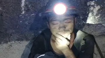 我是一名煤矿工人，综采队的采煤机司机，我们在井下是这样割煤的