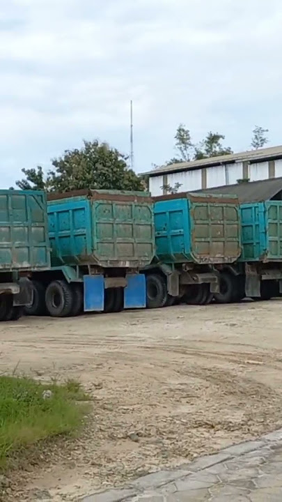 truk parkir di gudang