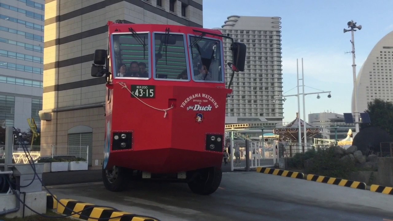 横浜水陸両用バス  みなとみらいにて