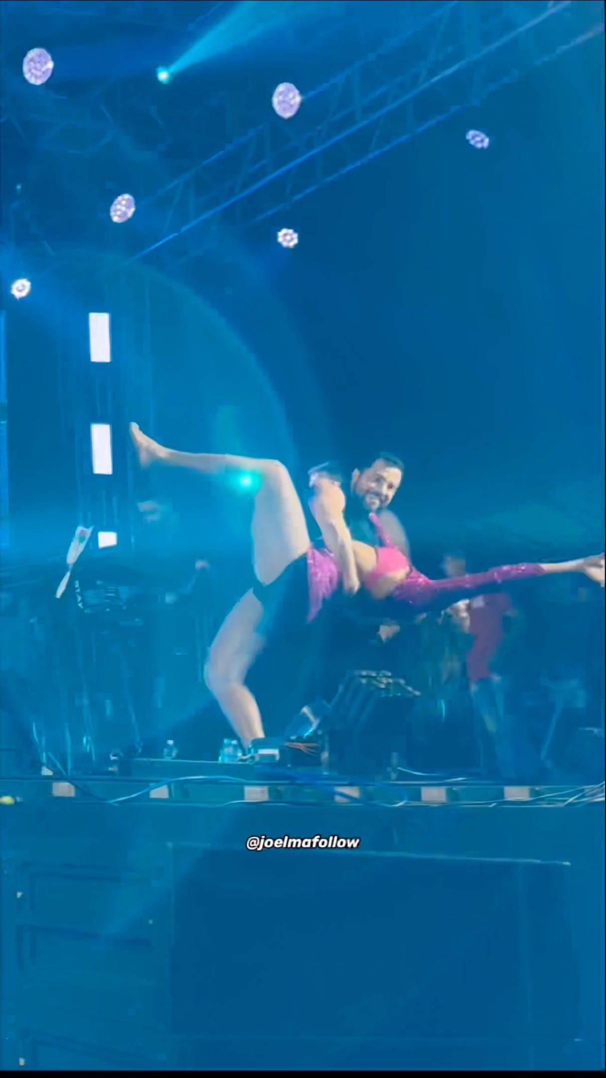 Garota quase leva tombo no palco da Joelma