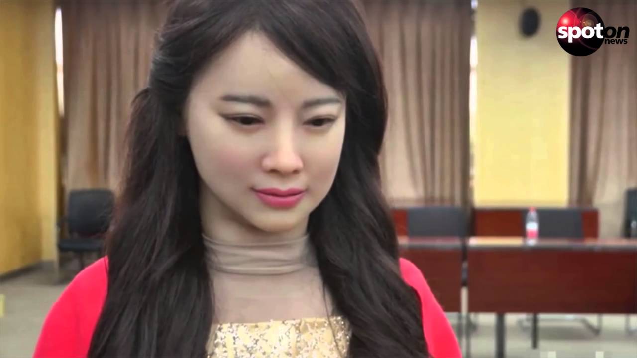 newspaper mockup Ist diese Frau Mensch oder Maschine?