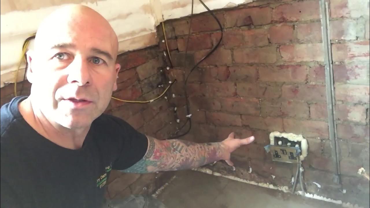How to put a plug socket back box on without screwing into the brick before plastering. YouTube