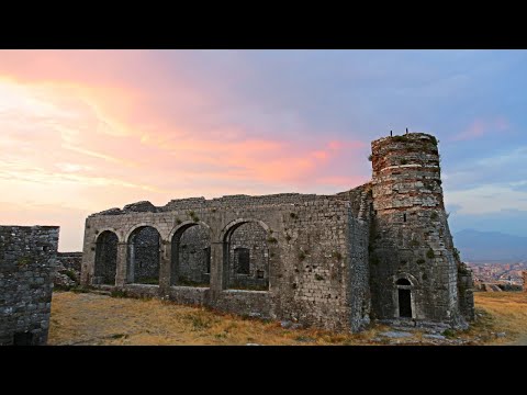 Video: Kështjella Trakai: Kalaja e famshme mesjetare e Lituanisë