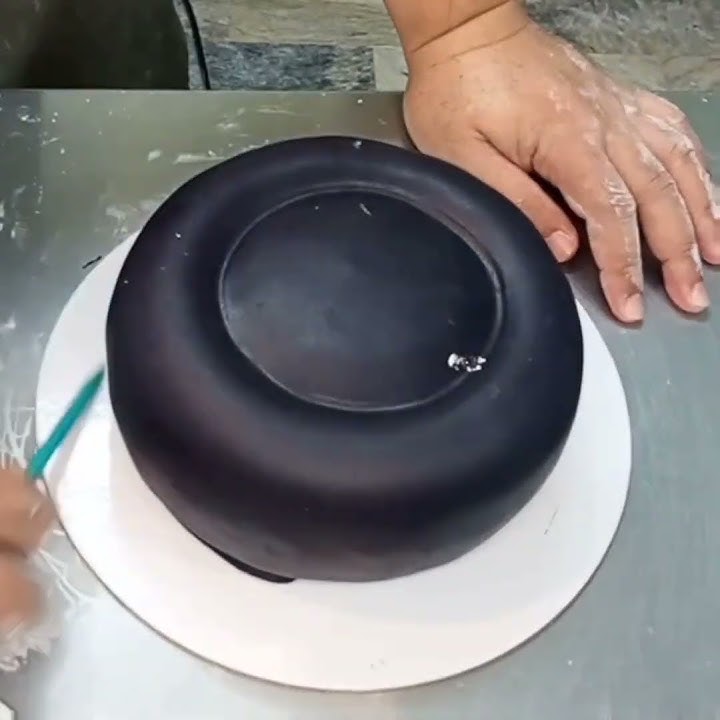 MOTORBIKE TIRE CAKE IN FONDANT ... link to full video in comments. #cake #fondant #motorbike