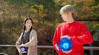 بنت فقيره بتدخل مدرسه سحريه بيتنمروا عليها مفكرينها ضعيفه بس اقوي شاب بيساعدها وبيحميها ملخص مسلسل