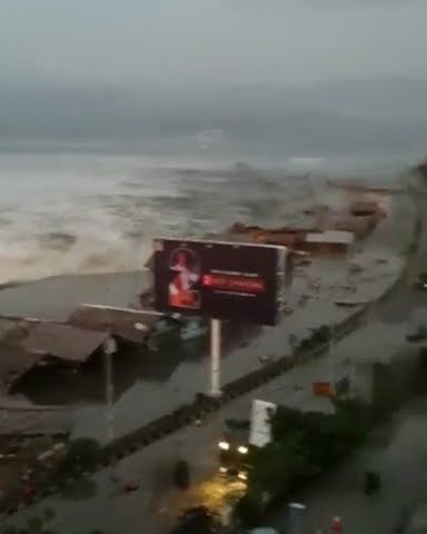Tsunami hits Palu Grand Mall