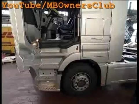 Mercedes-Benz Actros | Removing the door module on an Actros