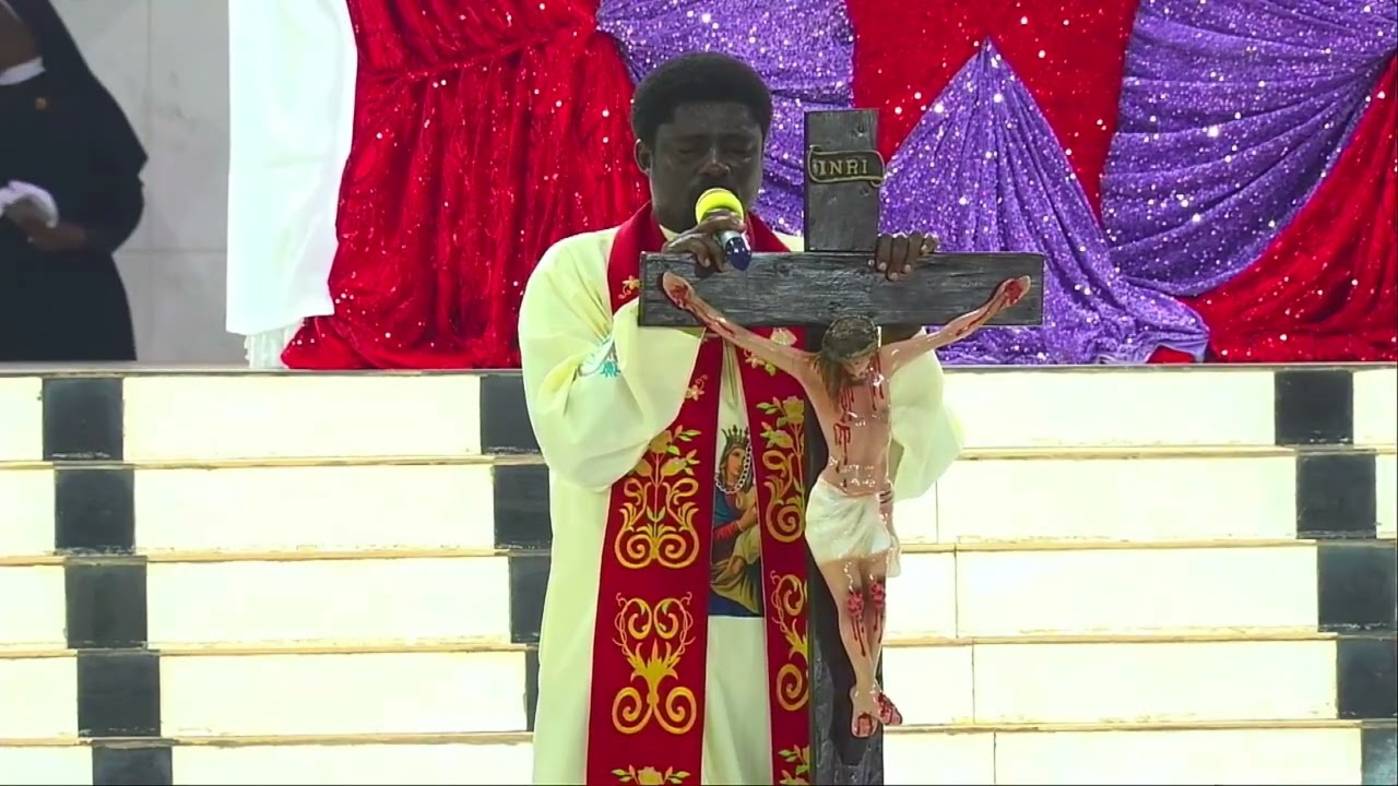 Отец Эбубе Муонсо преклоняет колени, объявляя о пророческих заявлениях на март.