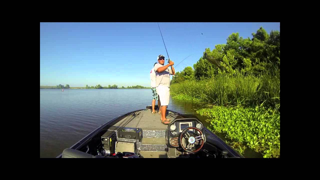 Bass fishing on the Red River - YouTube