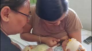 dewi caput ibu muda  belajar menyusui bayinya baru lahir 2021