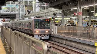 207系(1000番台)普通高槻行き発車&(2000番台)普通須磨行き入線