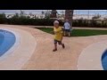Мальчик бегает у чужих бассейнов