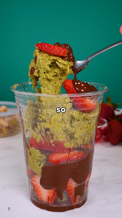 This VIRAL DUBAI CHOCOLATE STRAWBERRY CUP is like a spoonful of MAGIC!