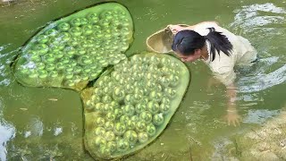 The girl was pleasantly surprised to find a rare flower bead in the Martensian pearl oyster