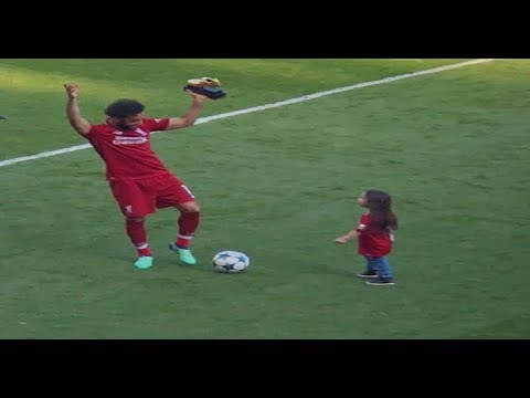 شاهد رد فعل جماهير ليفربول عند مشاهدة مكة بنت محمد صلاح تلعب بالكرة في ملعب الانفيلد