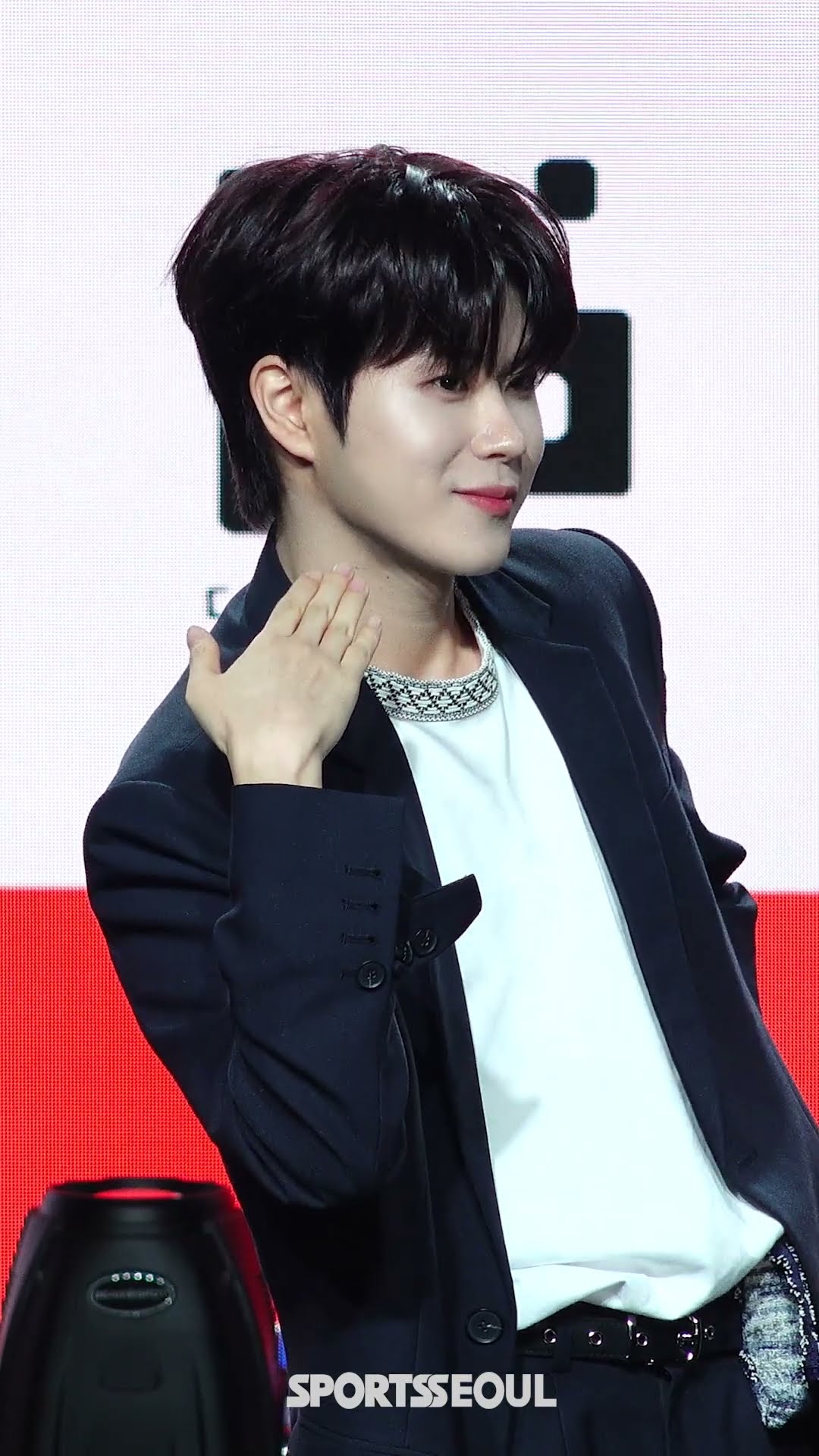 디그니티 민석, 귀엽게 브이v